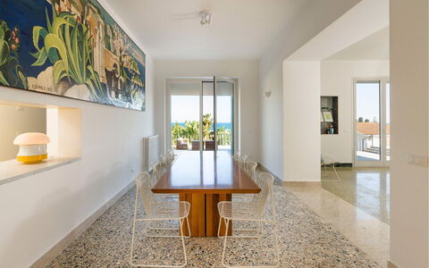 Villa Rebecca: Meubilair, Flooring, Verdieping, Interieur Ontwerp, Stoel, Plafond, Keuken En Eettafel, Houten Vloer, Schaduw, Eetkamer