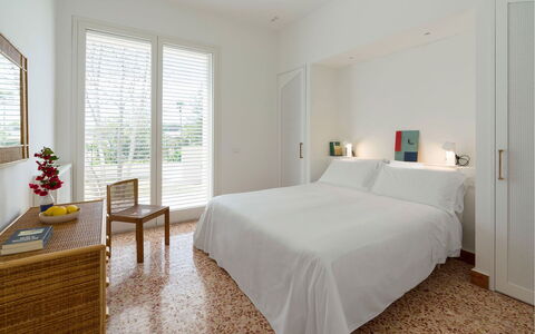 Villa Rebecca: Meubilair, Interieur Ontwerp, Bed, Muur, Verdieping, Flooring, Slaapkamer, Hout, Plafond, Laken