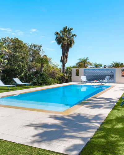 Villa Rebecca: Blauw, Zwembad, Toevlucht, Eco Hotel, Buitenmeubels, Schaduw, Tuin, Landscaping, Vrije Tijd, Landgoed