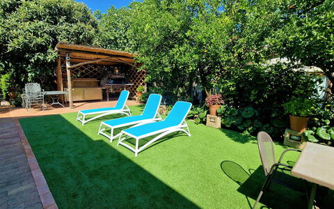 Villa Romantic Garden: Tuin, Struik, Meubilair, Buitenmeubels, Backyard, Schaduw, Gazon, Eco Hotel, Zwembad, Toevlucht