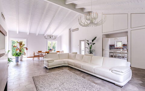 Villa Romantic Garden: Meubilair, Interieur Ontwerp, Bankstel, Flooring, Woonkamer, Verdieping, Huis, Plafond, Kamer, Verlichting