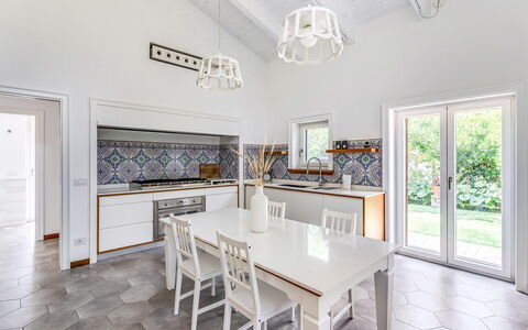 Villa Romantic Garden: Interieur Ontwerp, Flooring, Meubilair, Verdieping, Plafond, Verlichting, Kamer, Keuken, Keuken En Eettafel, Tafel