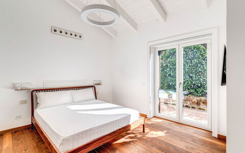 Villa Romantic Garden: Bed, Interieur Ontwerp, Slaapkamer, Flooring, Hout, Verdieping, Huis, Meubilair, Laken, Bedding