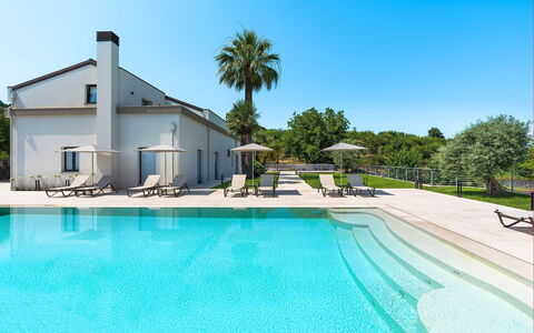 Villa Cloris: Blauw, Water, Zwembad, Samengesteld Materiaal, Reflecting Pool, Toevlucht, Reflectie, Schaduw, Eco Hotel, Landgoed