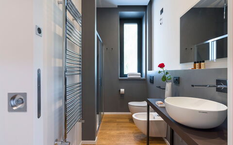 Villa Cloris: Badkamer, Interieur Ontwerp, Loodgieterswerkinrichting, Flooring, Muur, Verdieping, Wastafel, Spiegel, Wastafel In De Badkamer, Kraan