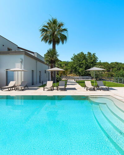 Villa Cloris: Blauw, Water, Zwembad, Samengesteld Materiaal, Reflecting Pool, Toevlucht, Reflectie, Schaduw, Eco Hotel, Landgoed