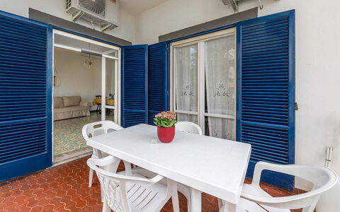 Casa Iago: Flooring, Verdieping, Appartement, Schaduw, Tegel, Kamerplant, Balkon, Buitenmeubels, Bloempot, Home Deur