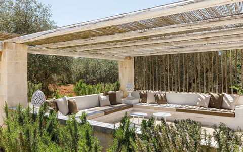 Villa Olivella: Hout, Meubilair, Buitenmeubels, Tuin, Pergola, Natuurlijk Materiaal, Stoel, Outdoor Structuur, Schaduw, Hardwood