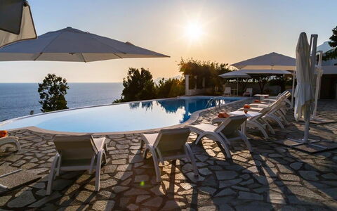 Villa Desideria: Blauw, Zwembad, Buitenmeubels, Paraplu, Toevlucht, Zee, Oceaan, Ligstoel, Stoel, Eco Hotel