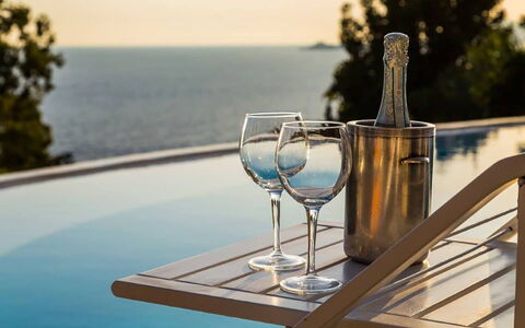 Villa Desideria: Water, Meubilair, Tableware, Tafel, Buitenmeubels, Drinkware, Stoel, Zee, Barware