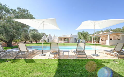 Trulli Heaven: Schaduw, Landgoed, Zwembad, Gazon, Tuin, Landscaping, Werf, Hacienda, Park, Ontwerp