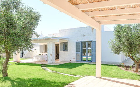 Trulli Heaven: Huis, Deur, Tuin, Landgoed, Schaduw, Veranda, Kolom, Landscaping, Outdoor Structuur, Backyard