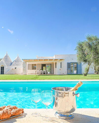Trulli Heaven: Blauw, Landgoed, Schaduw, Gazon, Boerderij, Landscaping, Zwembad, Villa, Hacienda