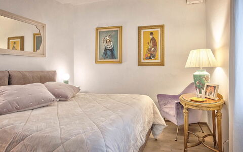 Cortona Deluxe: Meubilair, Bed, Interieur Ontwerp, Slaapkamer, Muur, Bedding, Laken, Verdieping, Kamer, Linens