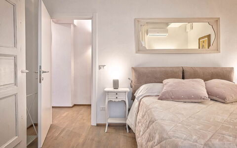 Cortona Deluxe: Meubilair, Interieur Ontwerp, Bed, Muur, Slaapkamer, Verdieping, Flooring, Hout, Kamer, Plafond