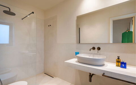 Villa Smeralda: Badkamer, Flooring, Loodgieterswerkinrichting, Muur, Interieur Ontwerp, Verdieping, Wastafel In De Badkamer, Wastafel, Kraan, Badkamerkast