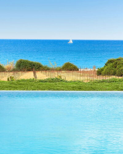 Villa Smeralda: Blauw, Water, Zee, Zwembad, Kust En Oceanic Landvormen, Vrije Tijd, Oceaan, Toevlucht, Schaduw, Kust