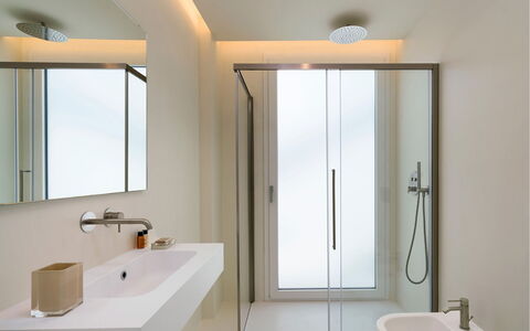 Villa Zora: Interieur Ontwerp, Badkamer, Muur, Loodgieterswerkinrichting, Flooring, Hout, Verdieping, Spiegel, Kraan, Lichte Inrichting