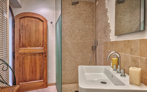 Villa Church: Badkamer, Loodgieterswerkinrichting, Muur, Flooring, Interieur Ontwerp, Wastafel, Verdieping, Hout, Wastafel In De Badkamer, Kraan