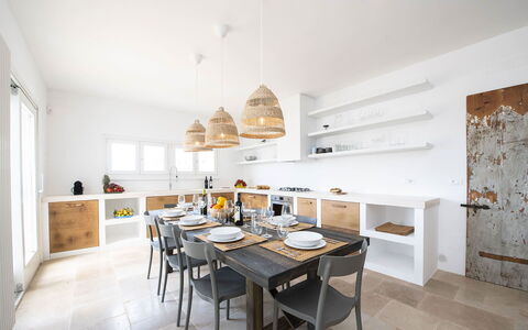 Villa Il Guaceto: Meubilair, Interieur Ontwerp, Hout, Flooring, Plafond, Keuken, Verdieping, Stoel, Keuken En Eettafel, Verlichting