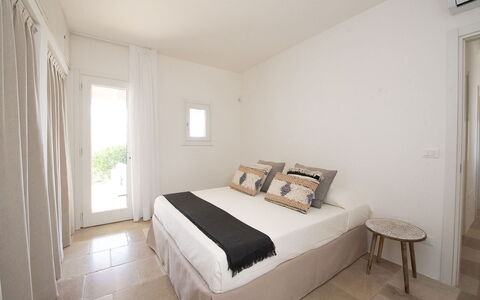 Villa Il Guaceto: Muur, Bed, Meubilair, Slaapkamer, Interieur Ontwerp, Verdieping, Flooring, Huis, Plafond, Bedding
