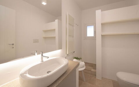 Villa Il Guaceto: Flooring, Muur, Verdieping, Loodgieterswerkinrichting, Interieur Ontwerp, Badkamer, Plafond, Wastafel In De Badkamer, Wastafel, Kamer