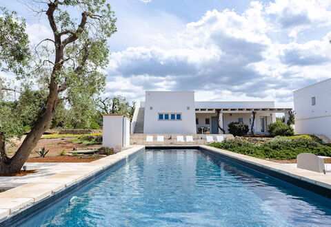 Villa Il Guaceto: Blauw, Zwembad, Huis, Landgoed, Schaduw, Waterpartij, Toevlucht, Landscaping, Villa, Ontwerp