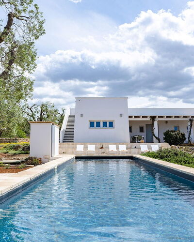 Villa Il Guaceto: Blauw, Zwembad, Huis, Landgoed, Schaduw, Waterpartij, Toevlucht, Landscaping, Villa, Ontwerp