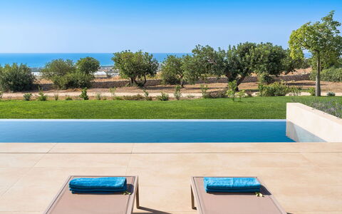 Villa Miriam: Blauw, Zwembad, Samengesteld Materiaal, Buitenmeubels, Schaduw, Toevlucht, Ligstoel, Landscaping, Eco Hotel, Chaise Longue