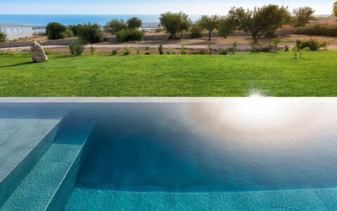 Villa Miriam: Blauw, Zwembad, Samengesteld Materiaal, Toevlucht, Schaduw, Eco Hotel, Waterpartij, Landscaping, Tegel, Tropen