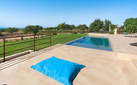 Villa Miriam: Blauw, Zwembad, Samengesteld Materiaal, Schaduw, Toevlucht, Landscaping, Tegel, Flagstone, Buitenmeubels, Ontwerp