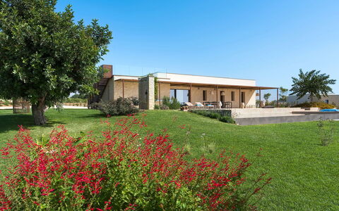 Villa Miriam: Lucht, Gras, Architectuur, Huis, Land Lot, Plain, Landschap, Landgoed, Dak