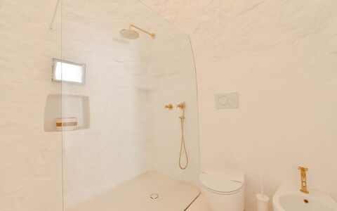 Trulli Fontana: Muur, Loodgieterswerkinrichting, Flooring, Badkamer, Verdieping, Verlichting, Plafond, Interieur Ontwerp, Loodgieter, Lichte Inrichting