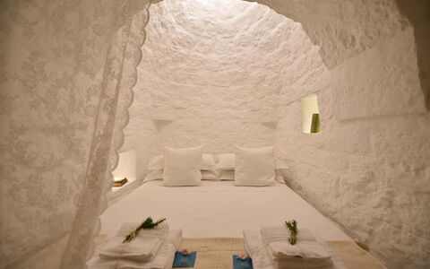 Trulli Fontana: Verlichting, Slaapkamer, Bed, Kamer, Bedding, Laken, Linens, Comfort, Hoofdkussen, Lichte Inrichting