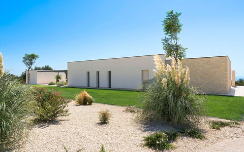Villa Campo Verde: Struik, Huis, Tuin, Landgoed, Landscaping, Schaduw, Oprit, Gazon, Werf, Villa
