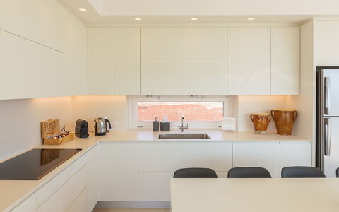 Villa Panita: Keuken, Countertop, Interieur Ontwerp, Meubilair, Toestel Van De Keuken, Cabinetry, Flooring, Muur, Hout, Plafond