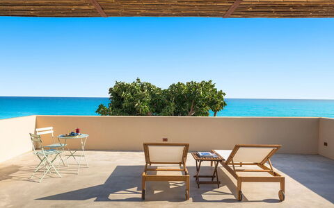 Villa Paprika: Blauw, Zee, Horizon, Oceaan, Meubilair, Kust En Oceanic Landvormen, Buitenmeubels, Schaduw, Strand, Kust
