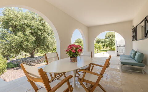 Villa Riva: Meubilair, Flooring, Interieur Ontwerp, Stoel, Tafel, Verdieping, Keuken En Eettafel, Plafond, Kamer, Eetkamer