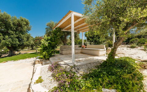 Villa Riva: Struik, Tuin, Schaduw, Outdoor Structuur, Landscaping, Prieel, Buitenmeubels, Backyard, Ontwerp, Pergola