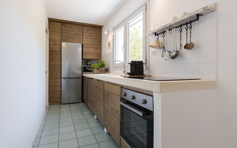 Villa Riva: Countertop, Keuken, Cabinetry, Toestel Van De Keuken, Flooring, Meubilair, Hout, Interieur Ontwerp, Major Appliance, Verdieping
