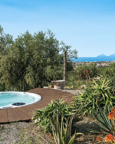 Villa Milo: Zwembad, Toevlucht, Buitenmeubels, Eco Hotel, Vrije Tijd, Stoel, Paraplu, Landscaping, Schaduw, Badplaats