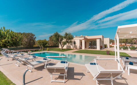 Villa Il Gelsomino: Zwembad, Toevlucht, Woongebied, Landgoed, Tuin, Landscaping, Hacienda, Schaduw, Villa, Binnenplaats