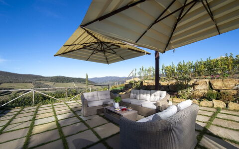 Villa Serena: Buitenmeubels, Meubilair, Stoel, Paraplu, Buitentafel, Schaduw, Flagstone, Eco Hotel, Tuin, Patio