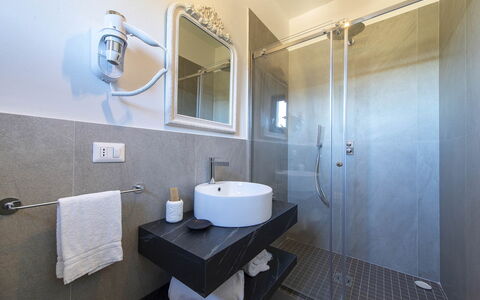 Villa Serena: Interieur Ontwerp, Flooring, Loodgieterswerkinrichting, Verdieping, Meubilair, Badkamer, Verlichting, Kraan, Kamer, Wastafel
