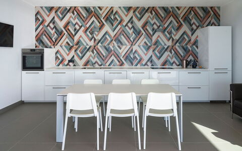 Villa Lily: Flooring, Verdieping, Tegel, Natuurlijk Materiaal, Beits, Keuken, Stoel, Ontwerp, Verf
