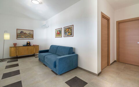 Villa Lily: Meubilair, Interieur Ontwerp, Flooring, Verdieping, Muur, Bankstel, Hout, Plafond, Kamer, Woonkamer