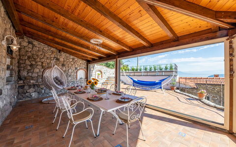 Villa Pietraluna: Flooring, Meubilair, Verdieping, Stoel, Bloempot, Kamerplant, Toevlucht, Tegel, Balkon, Beits