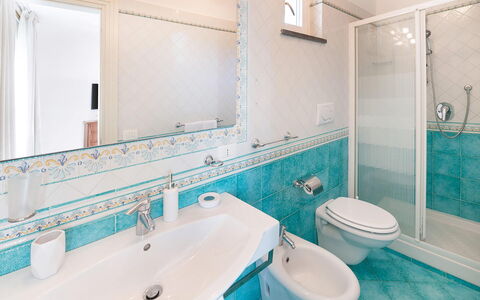 Villa Pietraluna: Blauw, Flooring, Verdieping, Loodgieterswerkinrichting, Interieur Ontwerp, Badkamer, Tegel, Kraan, Loodgieter, Wastafel In De Badkamer