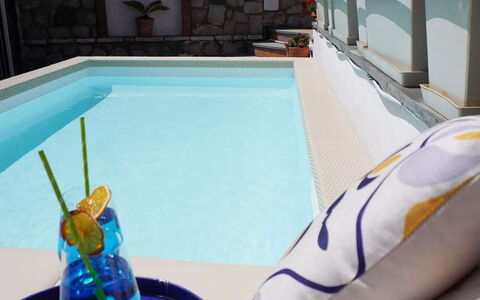 Villa Pietraluna: Zwembad, Toevlucht, Kamerplant, Bloempot, Eco Hotel, Bloemdessin, Hotel