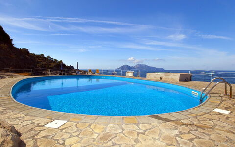 Villa Mary: Blauw, Water, Zwembad, Zee, Kust En Oceanic Landvormen, Kust, Oceaan, Tropen, Strand, Baai